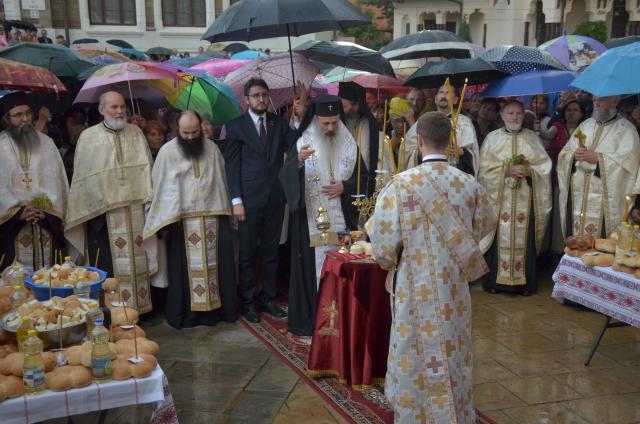 Procesiune cu sfinte moaște la Piatra Neamț, cu ocazia sărbătorii Nașterea Sfântului Ioan Botezătorul