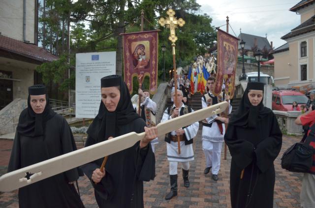 Procesiune cu sfinte moaște la Piatra Neamț, cu ocazia sărbătorii Nașterea Sfântului Ioan Botezătorul