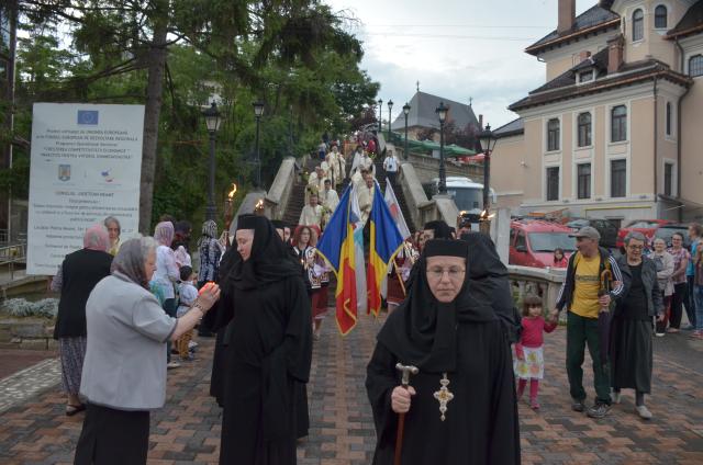 Procesiune cu sfinte moaște la Piatra Neamț, cu ocazia sărbătorii Nașterea Sfântului Ioan Botezătorul