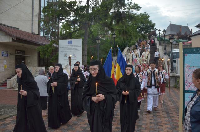 Procesiune cu sfinte moaște la Piatra Neamț, cu ocazia sărbătorii Nașterea Sfântului Ioan Botezătorul