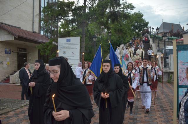 Procesiune cu sfinte moaște la Piatra Neamț, cu ocazia sărbătorii Nașterea Sfântului Ioan Botezătorul