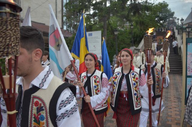 Procesiune cu sfinte moaște la Piatra Neamț, cu ocazia sărbătorii Nașterea Sfântului Ioan Botezătorul