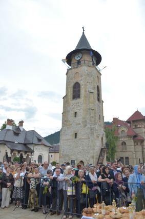 Procesiune cu sfinte moaște la Piatra Neamț, cu ocazia sărbătorii Nașterea Sfântului Ioan Botezătorul
