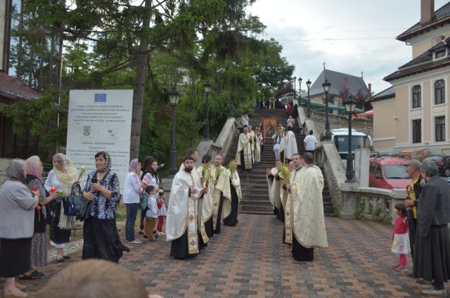 Procesiune cu sfinte moaște la Piatra Neamț, cu ocazia sărbătorii Nașterea Sfântului Ioan Botezătorul