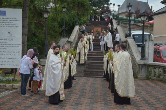 Procesiune cu sfinte moaște la Piatra Neamț, cu ocazia sărbătorii Nașterea Sfântului Ioan Botezătorul