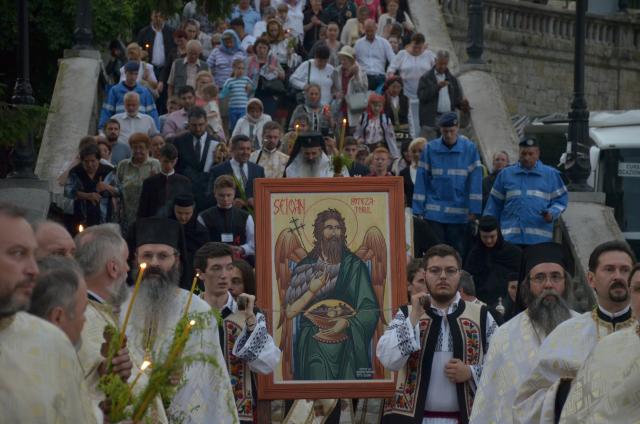 Procesiune cu sfinte moaște la Piatra Neamț, cu ocazia sărbătorii Nașterea Sfântului Ioan Botezătorul