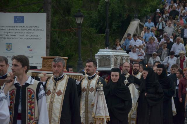 Procesiune cu sfinte moaște la Piatra Neamț, cu ocazia sărbătorii Nașterea Sfântului Ioan Botezătorul
