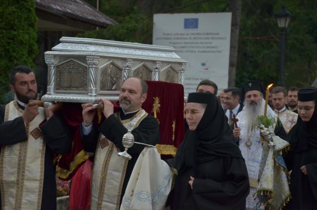 Procesiune cu sfinte moaște la Piatra Neamț, cu ocazia sărbătorii Nașterea Sfântului Ioan Botezătorul