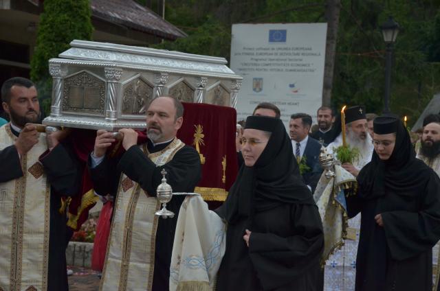 Procesiune cu sfinte moaște la Piatra Neamț, cu ocazia sărbătorii Nașterea Sfântului Ioan Botezătorul