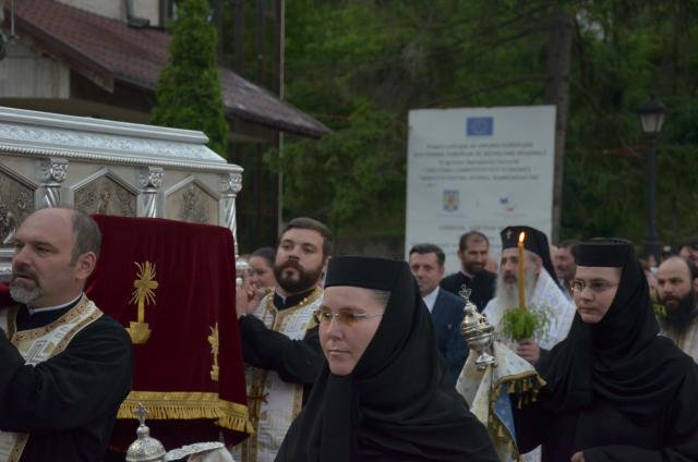 Procesiune cu sfinte moaște la Piatra Neamț, cu ocazia sărbătorii Nașterea Sfântului Ioan Botezătorul