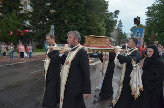 Procesiune cu sfinte moaște la Piatra Neamț, cu ocazia sărbătorii Nașterea Sfântului Ioan Botezătorul