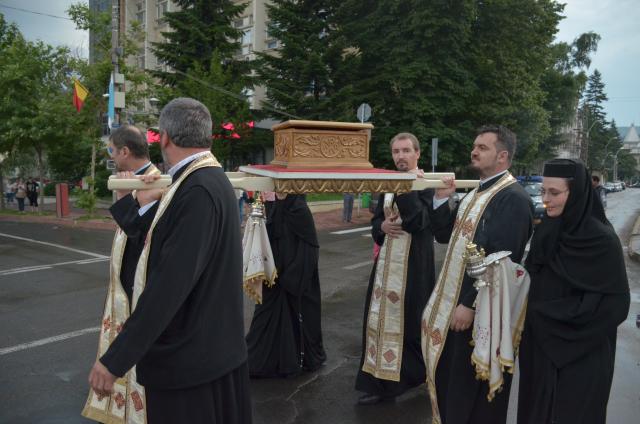 Procesiune cu sfinte moaște la Piatra Neamț, cu ocazia sărbătorii Nașterea Sfântului Ioan Botezătorul