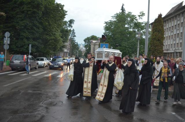 Procesiune cu sfinte moaște la Piatra Neamț, cu ocazia sărbătorii Nașterea Sfântului Ioan Botezătorul