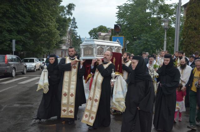 Procesiune cu sfinte moaște la Piatra Neamț, cu ocazia sărbătorii Nașterea Sfântului Ioan Botezătorul