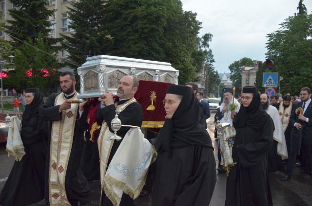 Procesiune cu sfinte moaște la Piatra Neamț, cu ocazia sărbătorii Nașterea Sfântului Ioan Botezătorul
