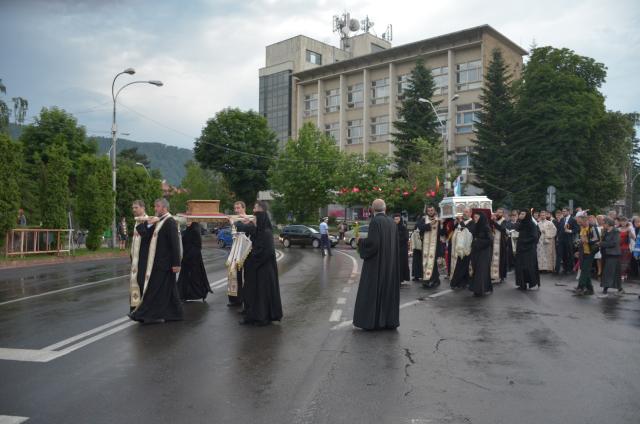Procesiune cu sfinte moaște la Piatra Neamț, cu ocazia sărbătorii Nașterea Sfântului Ioan Botezătorul