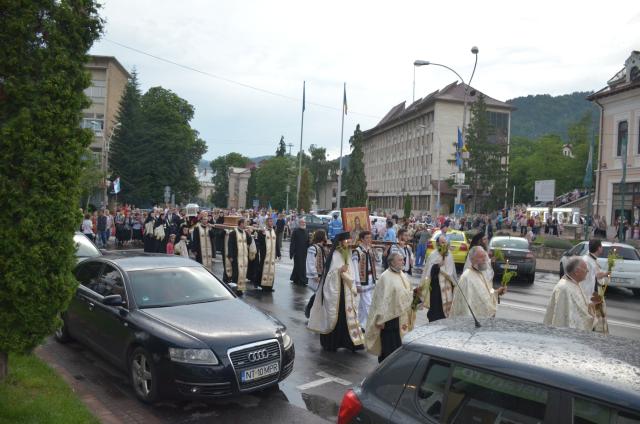 Procesiune cu sfinte moaște la Piatra Neamț, cu ocazia sărbătorii Nașterea Sfântului Ioan Botezătorul