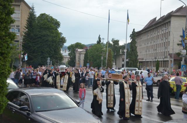 Procesiune cu sfinte moaște la Piatra Neamț, cu ocazia sărbătorii Nașterea Sfântului Ioan Botezătorul
