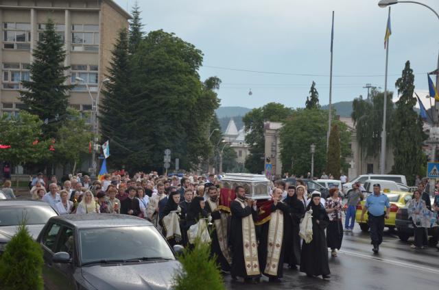Procesiune cu sfinte moaște la Piatra Neamț, cu ocazia sărbătorii Nașterea Sfântului Ioan Botezătorul
