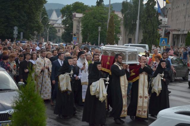 Procesiune cu sfinte moaște la Piatra Neamț, cu ocazia sărbătorii Nașterea Sfântului Ioan Botezătorul