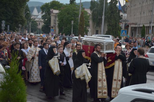 Procesiune cu sfinte moaște la Piatra Neamț, cu ocazia sărbătorii Nașterea Sfântului Ioan Botezătorul