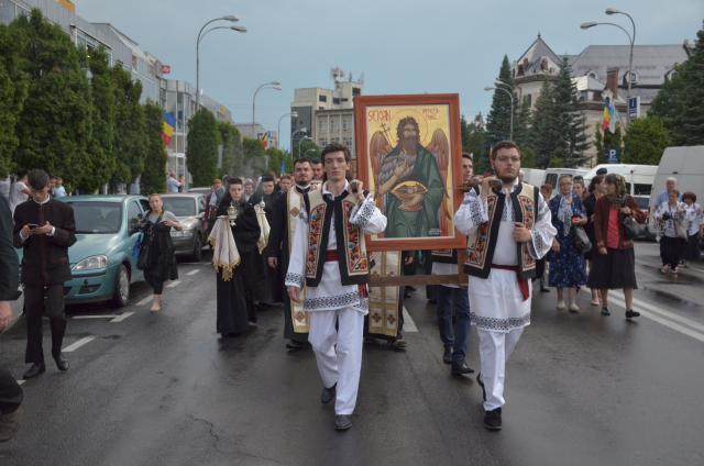 Procesiune cu sfinte moaște la Piatra Neamț, cu ocazia sărbătorii Nașterea Sfântului Ioan Botezătorul