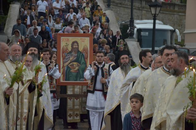 Procesiune cu sfinte moaște la Piatra Neamț, cu ocazia sărbătorii Nașterea Sfântului Ioan Botezătorul