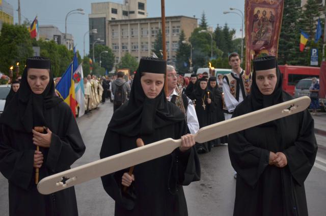 Procesiune cu sfinte moaște la Piatra Neamț, cu ocazia sărbătorii Nașterea Sfântului Ioan Botezătorul