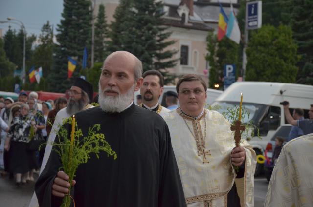 Procesiune cu sfinte moaște la Piatra Neamț, cu ocazia sărbătorii Nașterea Sfântului Ioan Botezătorul
