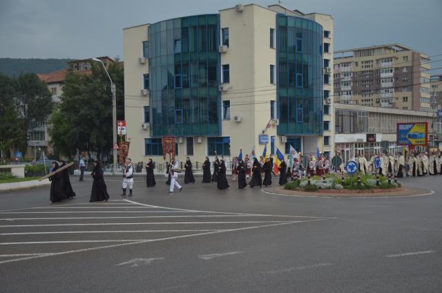 Procesiune cu sfinte moaște la Piatra Neamț, cu ocazia sărbătorii Nașterea Sfântului Ioan Botezătorul