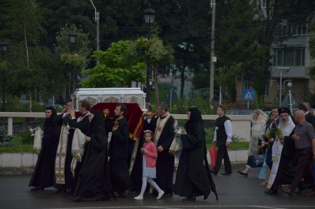 Procesiune cu sfinte moaște la Piatra Neamț, cu ocazia sărbătorii Nașterea Sfântului Ioan Botezătorul