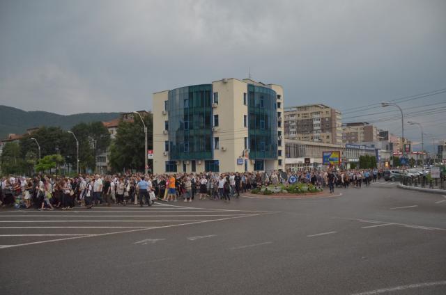 Procesiune cu sfinte moaște la Piatra Neamț, cu ocazia sărbătorii Nașterea Sfântului Ioan Botezătorul