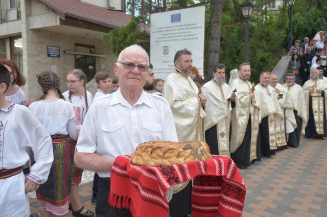 Procesiune cu sfinte moaște la Piatra Neamț, cu ocazia sărbătorii Nașterea Sfântului Ioan Botezătorul