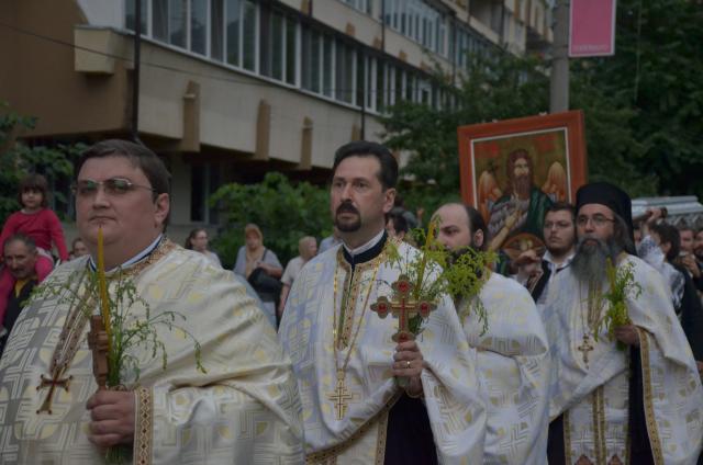 Procesiune cu sfinte moaște la Piatra Neamț, cu ocazia sărbătorii Nașterea Sfântului Ioan Botezătorul