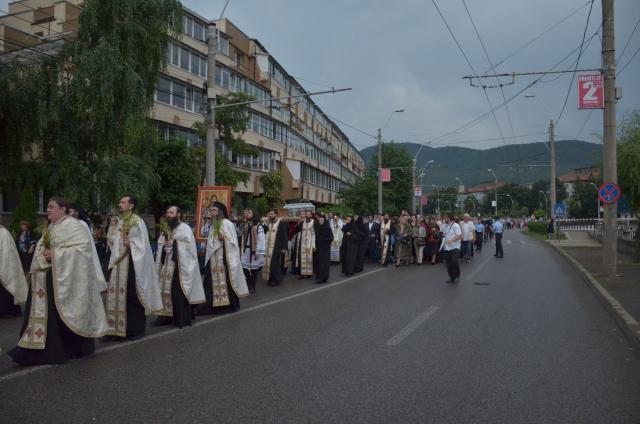 Procesiune cu sfinte moaște la Piatra Neamț, cu ocazia sărbătorii Nașterea Sfântului Ioan Botezătorul