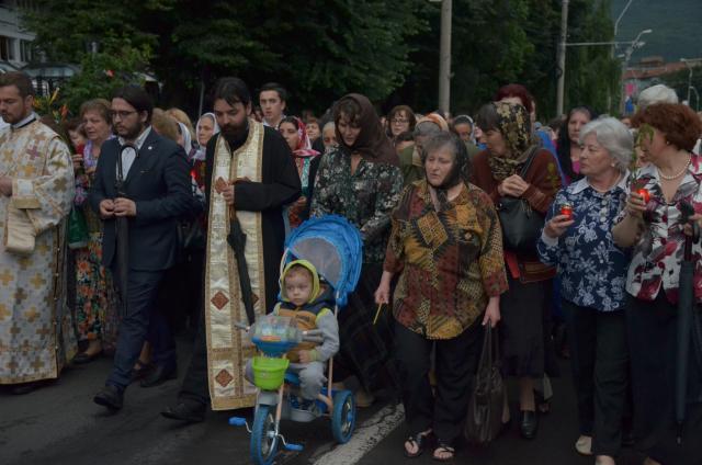 Procesiune cu sfinte moaște la Piatra Neamț, cu ocazia sărbătorii Nașterea Sfântului Ioan Botezătorul
