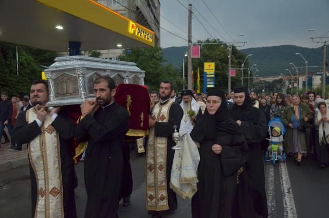 Procesiune cu sfinte moaște la Piatra Neamț, cu ocazia sărbătorii Nașterea Sfântului Ioan Botezătorul