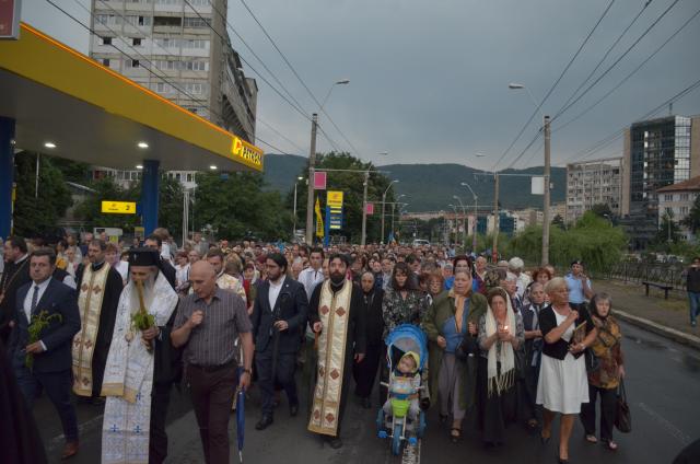 Procesiune cu sfinte moaște la Piatra Neamț, cu ocazia sărbătorii Nașterea Sfântului Ioan Botezătorul