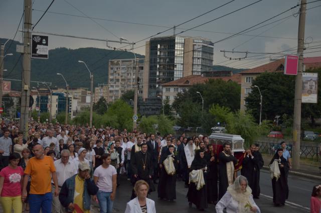 Procesiune cu sfinte moaște la Piatra Neamț, cu ocazia sărbătorii Nașterea Sfântului Ioan Botezătorul