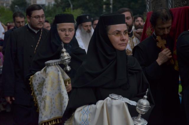 Procesiune cu sfinte moaște la Piatra Neamț, cu ocazia sărbătorii Nașterea Sfântului Ioan Botezătorul