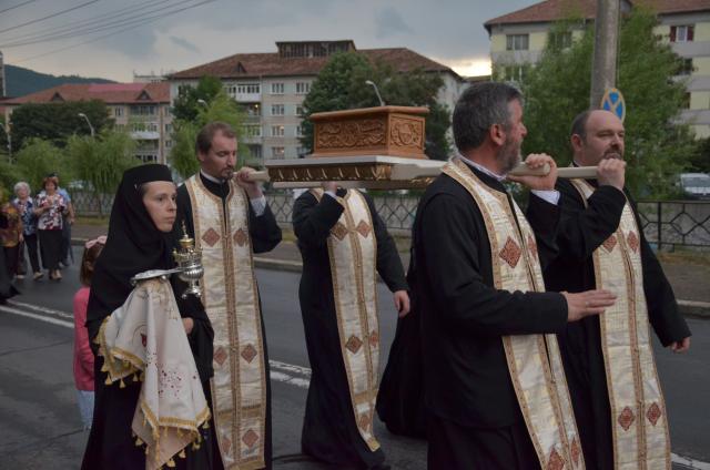 Procesiune cu sfinte moaște la Piatra Neamț, cu ocazia sărbătorii Nașterea Sfântului Ioan Botezătorul
