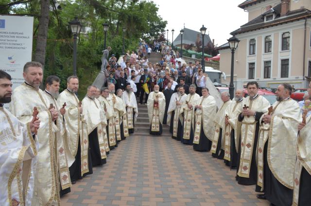 Procesiune cu sfinte moaște la Piatra Neamț, cu ocazia sărbătorii Nașterea Sfântului Ioan Botezătorul