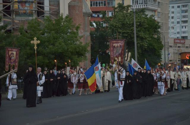 Procesiune cu sfinte moaște la Piatra Neamț, cu ocazia sărbătorii Nașterea Sfântului Ioan Botezătorul
