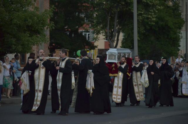 Procesiune cu sfinte moaște la Piatra Neamț, cu ocazia sărbătorii Nașterea Sfântului Ioan Botezătorul