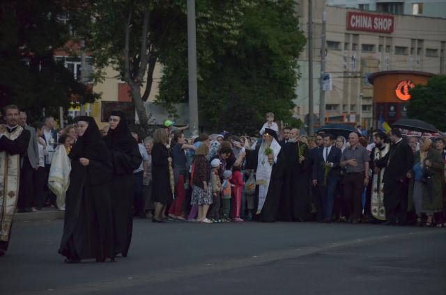 Procesiune cu sfinte moaște la Piatra Neamț, cu ocazia sărbătorii Nașterea Sfântului Ioan Botezătorul