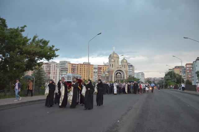 Procesiune cu sfinte moaște la Piatra Neamț, cu ocazia sărbătorii Nașterea Sfântului Ioan Botezătorul