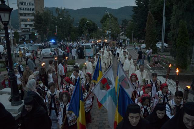 Procesiune cu sfinte moaște la Piatra Neamț, cu ocazia sărbătorii Nașterea Sfântului Ioan Botezătorul