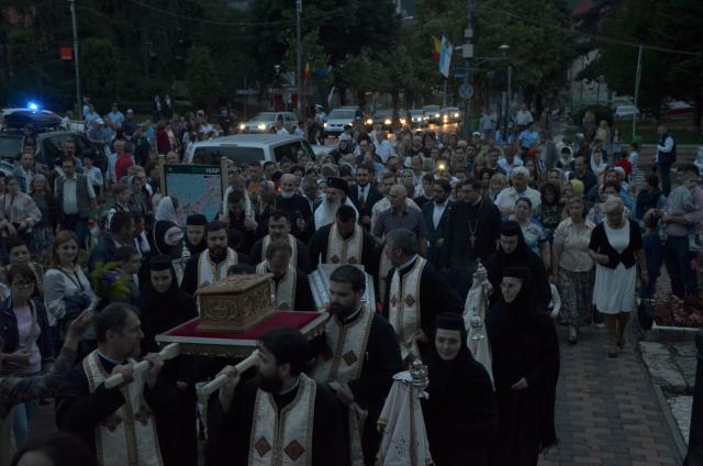 Procesiune cu sfinte moaște la Piatra Neamț, cu ocazia sărbătorii Nașterea Sfântului Ioan Botezătorul