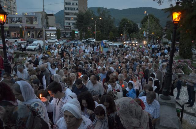 Procesiune cu sfinte moaște la Piatra Neamț, cu ocazia sărbătorii Nașterea Sfântului Ioan Botezătorul