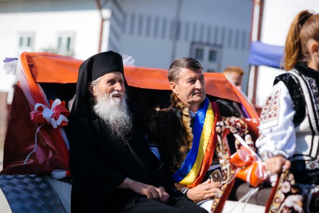 Resfinţire de biserică şi sfinţire de paraclis la Bucşoaia, Frasin